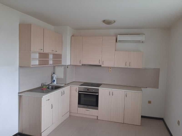 Дава се под наем Тристаен апартамент в Бургас, Меден рудник - зона А - 120 кв.м за 150 € - Снимка #1