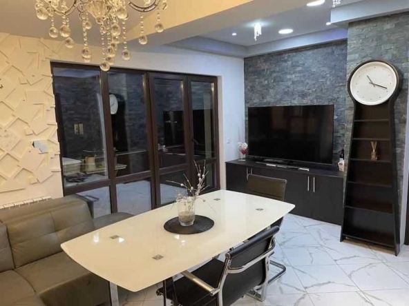 Дава се под наем Тристаен апартамент в София, Гоце Делчев - 104 кв.м за 586.5 € - Снимка #1