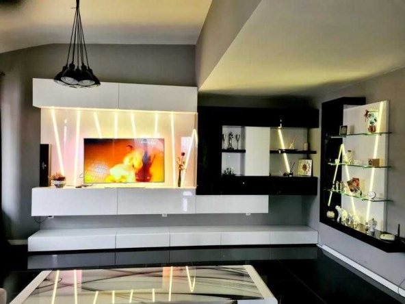 Дава се под наем Тристаен апартамент в София, Зона Б-18 - 110 кв.м за 450 € - Снимка #1