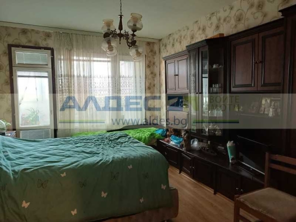 Дава се под наем Тристаен апартамент в София, Център - 115 кв.м за 663 € - Снимка #1
