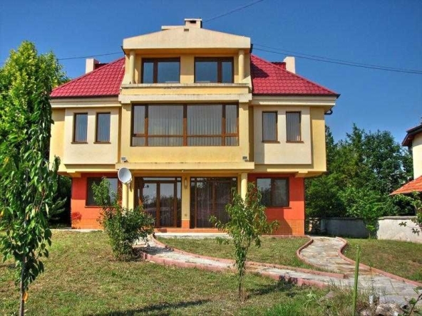 Дава се под наем Къща в Бургас, Ветрен - 240 кв.м за 1000 € - Снимка #1