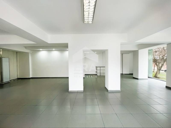 Дава се под наем Магазин в Кърджали, Център - 100 кв.м за 408 € - Снимка #1