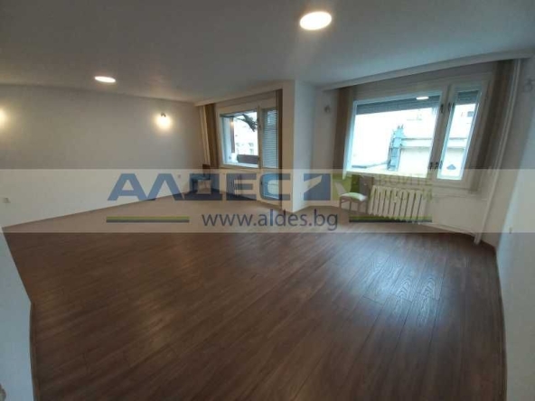 Дава се под наем Тристаен апартамент в София, Център - 110 кв.м за 900 € - Снимка #1