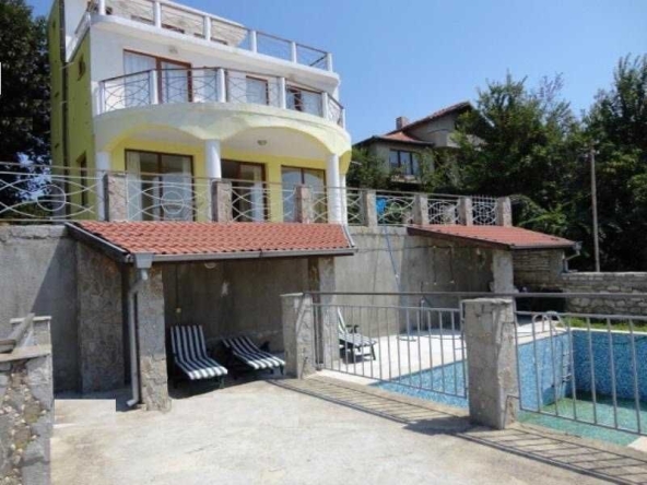 Дава се под наем Къща в Бургас, Център - 220 кв.м за 1300 € - Снимка #1