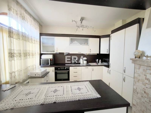 Дава се под наем Тристаен апартамент в Хасково, Център - 110 кв.м за 612 € - Снимка #1