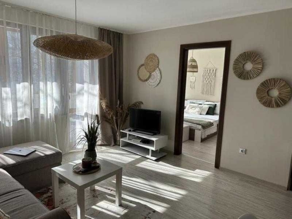 Дава се под наем Двустаен апартамент в Бургас, Център - 65 кв.м за 561 € - Снимка #1