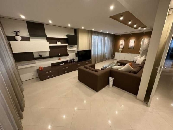 Дава се под наем Четиристаен апартамент в София, Борово - 145 кв.м за 1500 € - Снимка #1