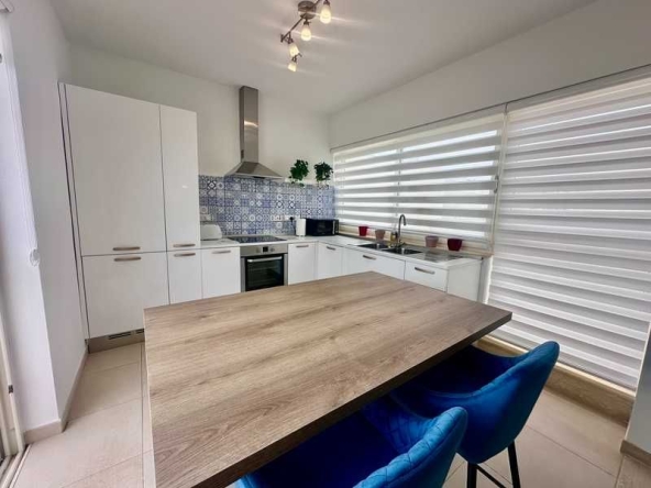 Дава се под наем Тристаен апартамент в София, Център - 90 кв.м за 504.9 € - Снимка #1