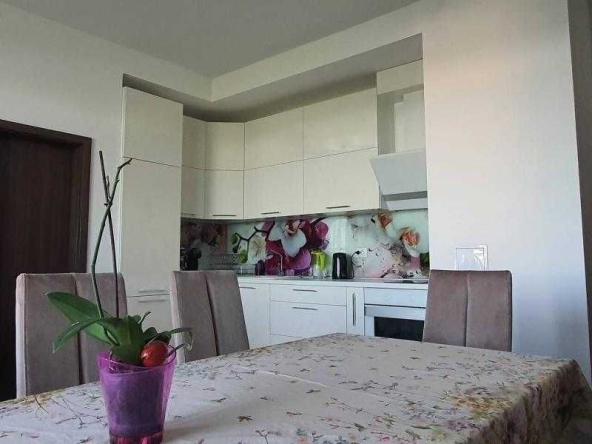 Дава се под наем Тристаен апартамент в Бургас, Зорница - 100 кв.м за 1224 € - Снимка #1