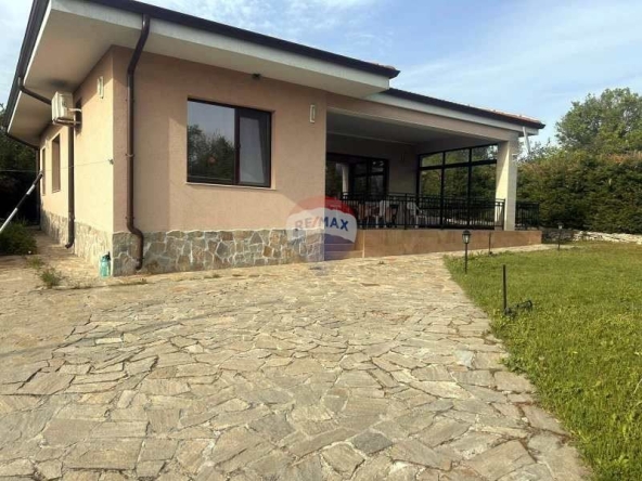 Дава се под наем Къща в с. Водица, Област Варна - 152 кв.м за 900 € - Снимка #1