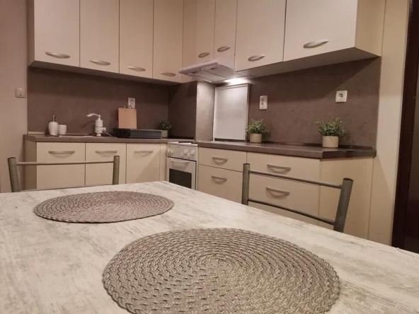 Дава се под наем Тристаен апартамент в Пловдив, Център - 91 кв.м за 500 € - Снимка #1