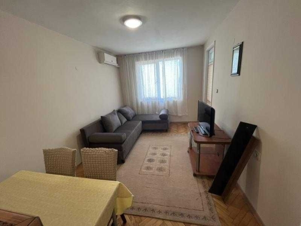 Дава се под наем Двустаен апартамент в Бургас, Център - 55 кв.м за 306 € - Снимка #1