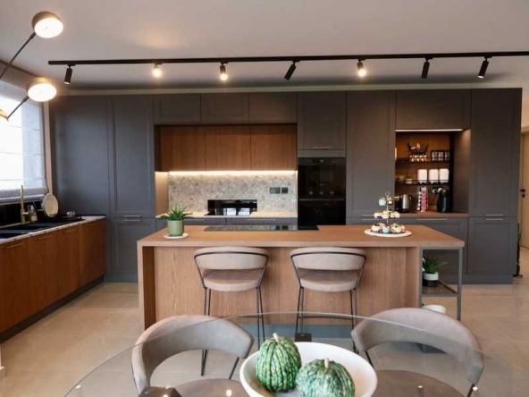 Дава се под наем Двустаен апартамент в София, Център - 65 кв.м за 612 € - Снимка #1