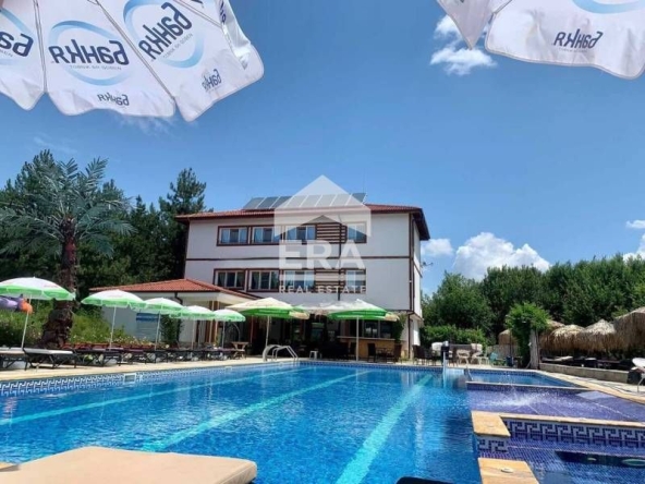 Дава се под наем Хотел в с. Минерални бани, Област Хасково - 586 кв.м за 867 € - Снимка #1