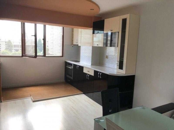 Дава се под наем Тристаен апартамент в Бургас, Изгрев - 80 кв.м за 357 € - Снимка #1