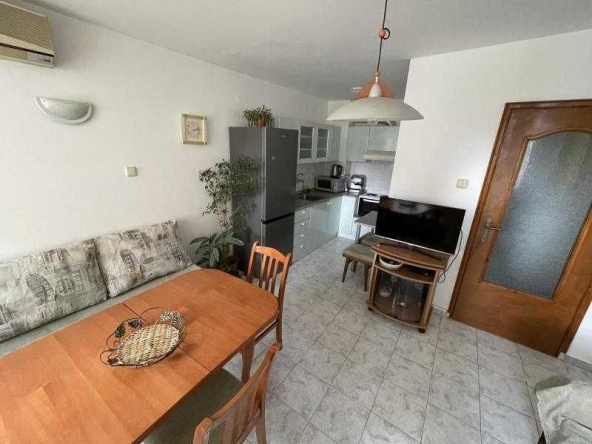 Дава се под наем Тристаен апартамент в Бургас, Център - 80 кв.м за 433.5 € - Снимка #1