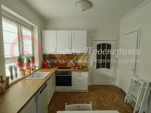 Дава се под наем Тристаен апартамент в София, Център - 75 кв.м за 1100 € - Снимка #1