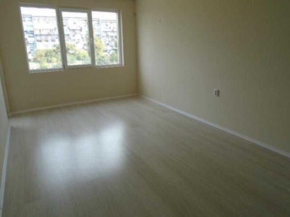 Дава се под наем Тристаен апартамент в Бургас, Славейков - 80 кв.м за 306 € - Снимка #1