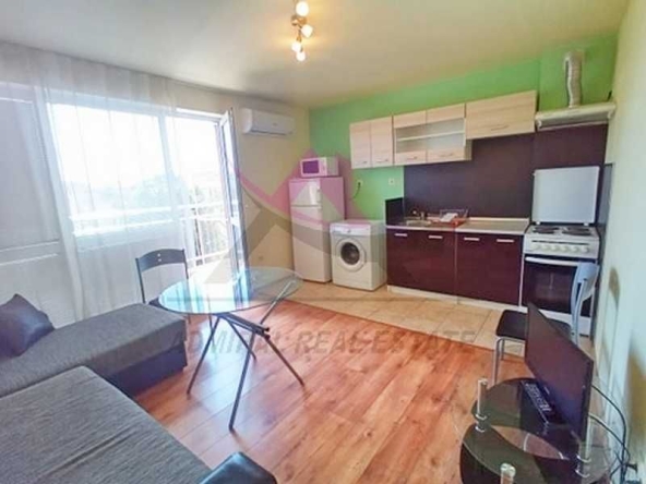 Дава се под наем Двустаен апартамент в к.к. Св.Св. Константин и Елена - 60 кв.м за 320 € - Снимка #1