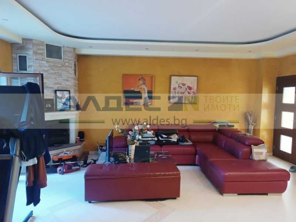 Дава се под наем Къща в Божурище - 250 кв.м за 1000 € - Снимка #1