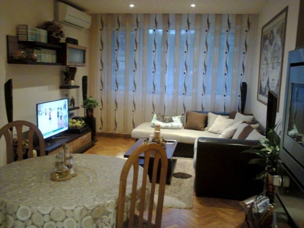 Дава се под наем Тристаен апартамент в Русе, Хъшове - 93 кв.м за 408 € - Снимка #1