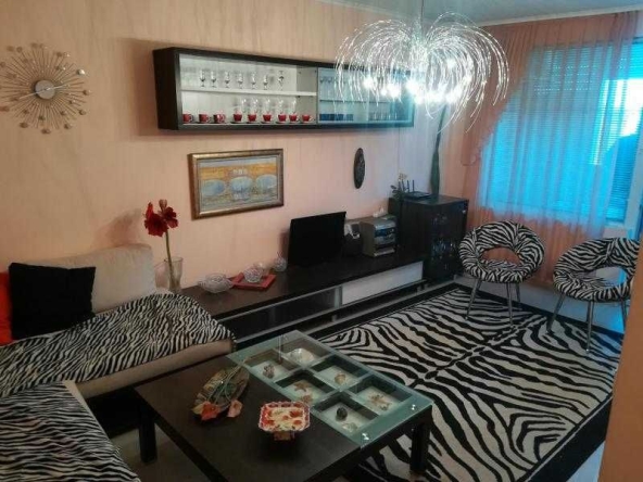 Дава се под наем Двустаен апартамент в Бургас, Център - 65 кв.м за 433.5 € - Снимка #1