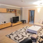 Дава се под наем Тристаен апартамент в Бургас, Център - 74 кв.м за 816 € - Снимка #1