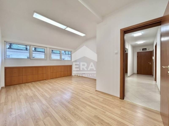 Дава се под наем Офис в София, Център - 89 кв.м за 1350 € - Снимка #1