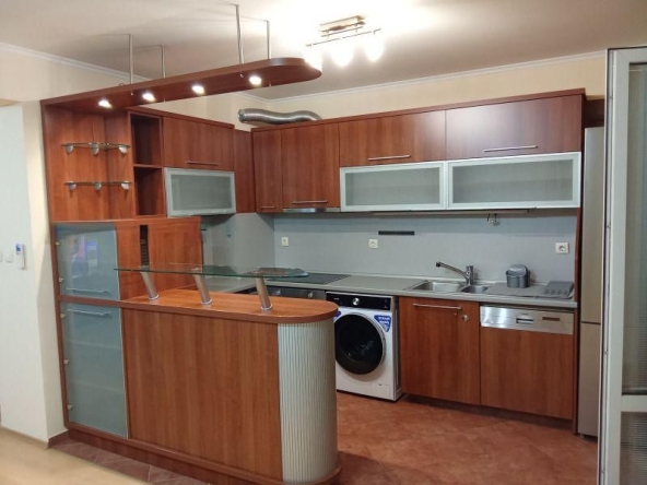 Дава се под наем Тристаен апартамент в Пловдив, Кършияка - 120 кв.м за 639 € - Снимка #1