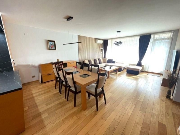 Дава се под наем Тристаен апартамент в София, Витоша - 111 кв.м за 896.58 € - Снимка #1