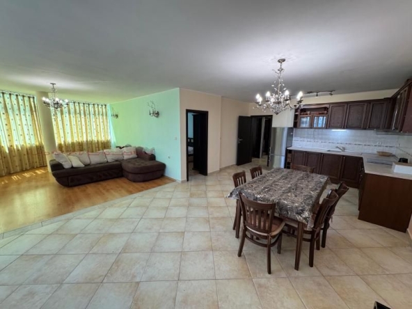 Тристаен апартамент в Поморие - 130 кв.м за 589 €/кв.м - Снимка #1