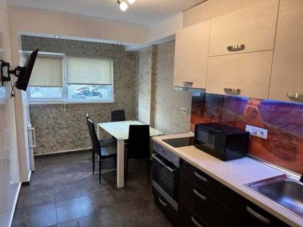 Дава се под наем Многостаен апартамент в Бургас, Лазур - 120 кв.м за 816 € - Снимка #1