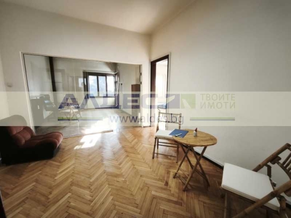 Дава се под наем Тристаен апартамент в София, Център - 120 кв.м за 718.08 € - Снимка #1