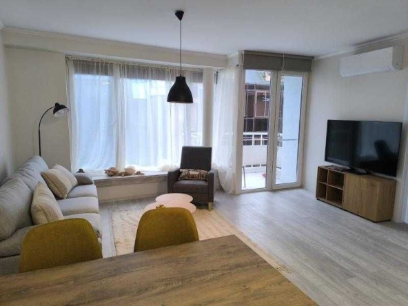 Дава се под наем Тристаен апартамент в Бургас, Център - 80 кв.м за 797.64 € - Снимка #1