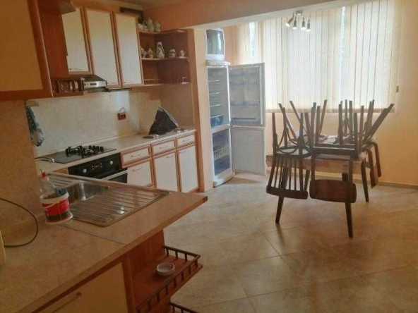 Дава се под наем Четиристаен апартамент в Бургас, Изгрев - 80 кв.м за 459 € - Снимка #1