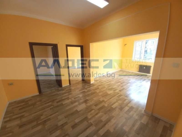 Дава се под наем Тристаен апартамент в София, Център - 108 кв.м за 947.58 € - Снимка #1