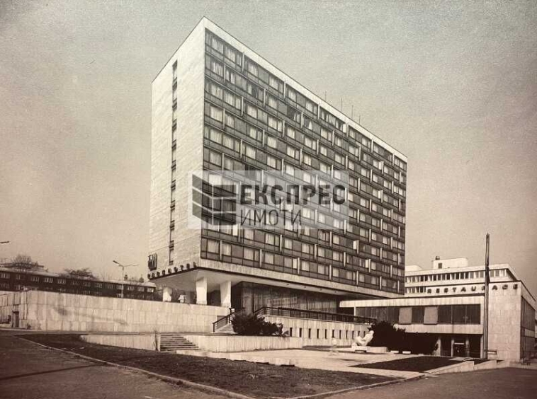 Промишлена сграда в Варна, Западна промишлена зона - 8800 кв.м за 580 €/кв.м - Снимка #1