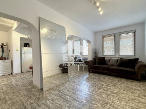 Дава се под наем Тристаен апартамент в София, Център - 88 кв.м за 1097.01 € - Снимка #1