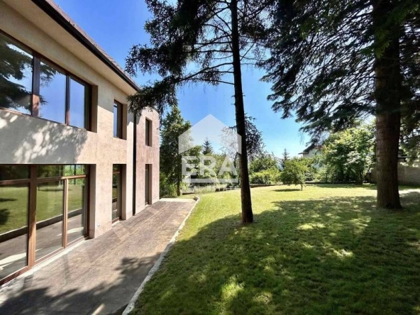 Дава се под наем Къща в София, Бояна - 658 кв.м за 9475.8 € - Снимка #1