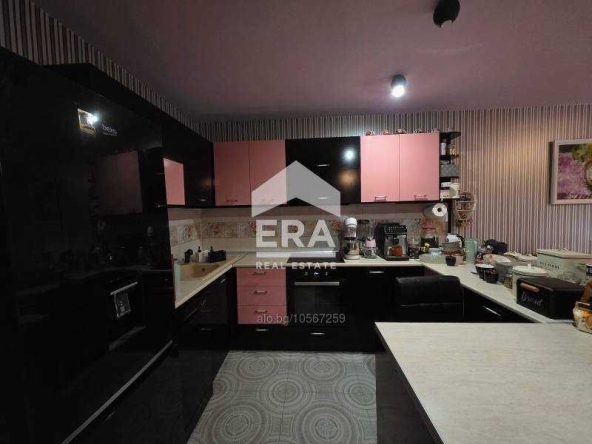 Дава се под наем Къща в Хасково, Дружба 1 - 262 кв.м за 339739.05 € - Снимка #1