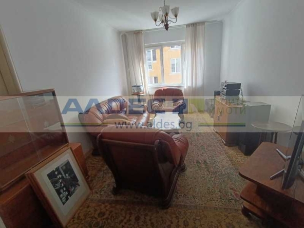 Дава се под наем Тристаен апартамент в София, Яворов - 135 кв.м за 897.6 € - Снимка #1