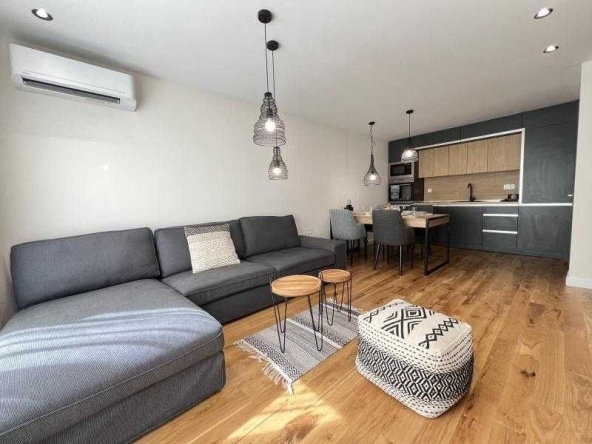 Дава се под наем Тристаен апартамент в Бургас, Център - 100 кв.м за 1275 € - Снимка #1