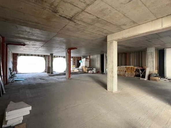 Дава се под наем Магазин в Пловдив, Център - 290 кв.м за 4887.33 € - Снимка #1