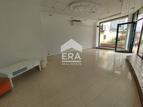 Дава се под наем Магазин в Хасково, Център - 38 кв.м за 357 € - Снимка #1