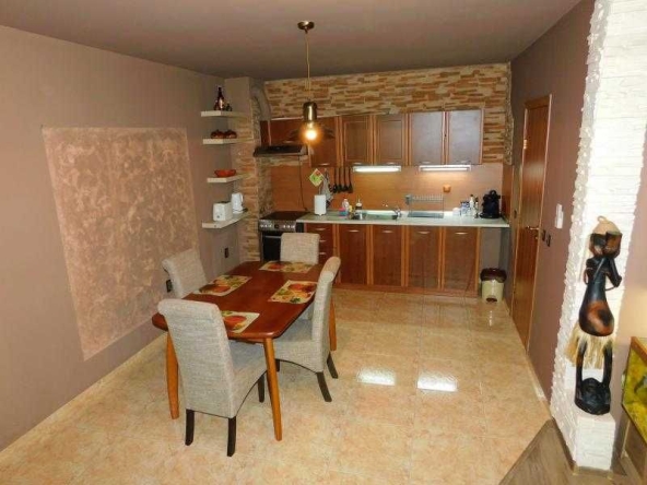 Дава се под наем Тристаен апартамент в Бургас, Лазур - 100 кв.м за 612 € - Снимка #1