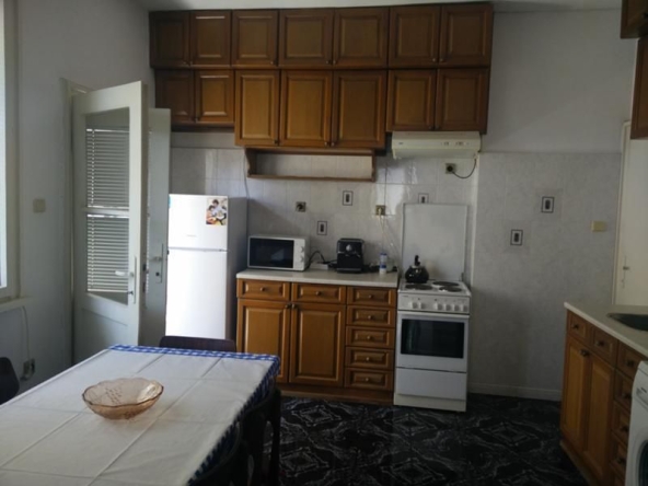 Дава се под наем Тристаен апартамент в Бургас, Център - 100 кв.м за 448.8 € - Снимка #1