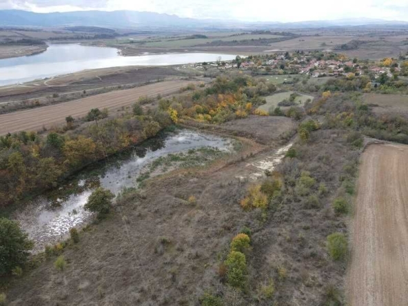 Земеделски имот в с. Ловец, Област Шумен -  кв.м за 859 €/дка - Снимка #1