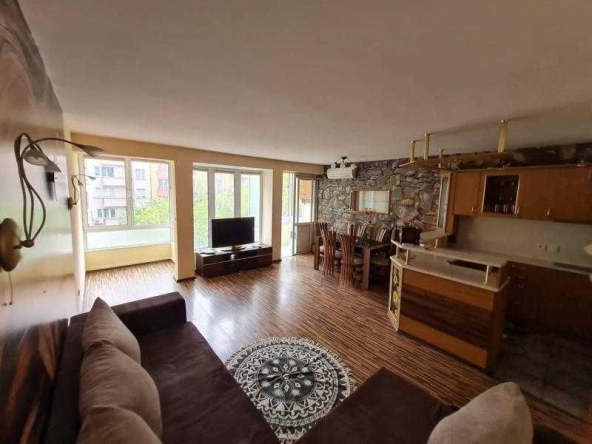 Дава се под наем Тристаен апартамент в Бургас, Център - 100 кв.м за 663 € - Снимка #1