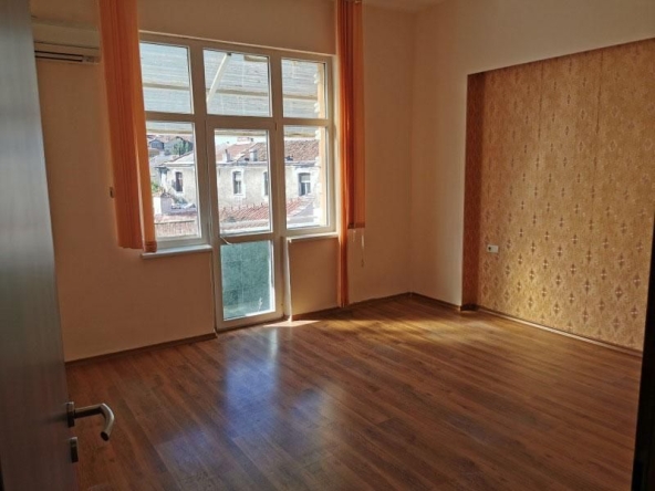 Дава се под наем Многостаен апартамент в Пловдив, Център - 125 кв.м за 765 € - Снимка #1