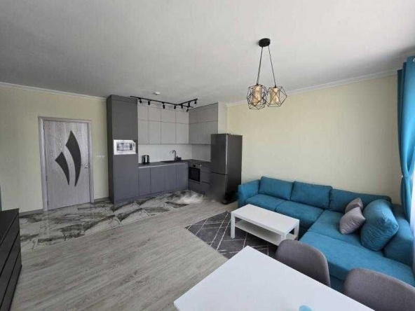 Дава се под наем Двустаен апартамент в Бургас, Славейков - 70 кв.м за 612 € - Снимка #1